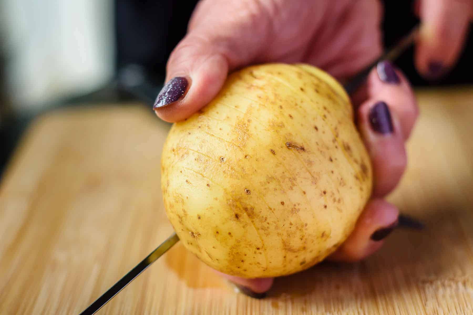 Removing skewer from sliced potato