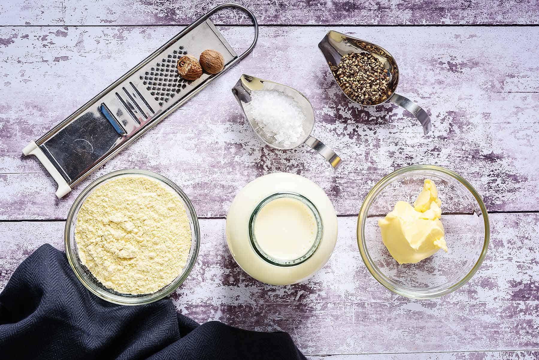 Ingredients for easy white sauce