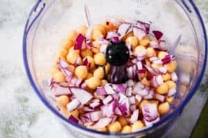 Chickpeas and onion in a processor